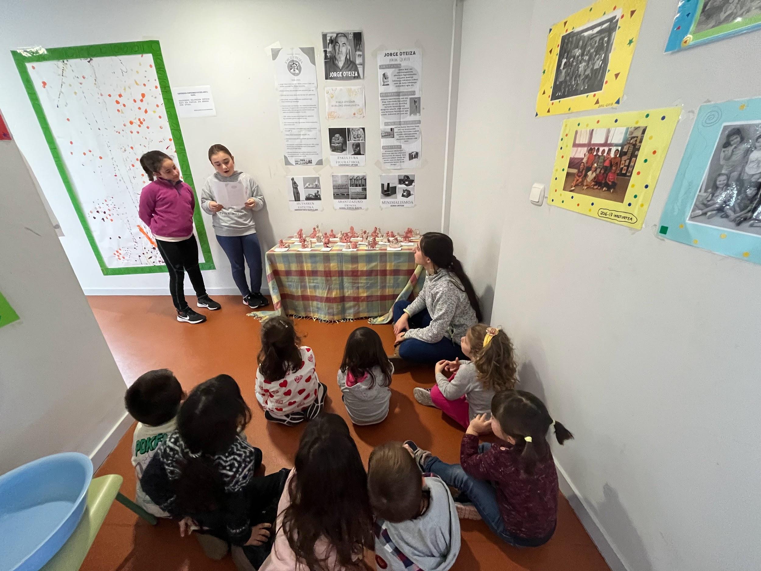 Alumnado de la escuela de Etxalar expone para la comunidad obras sobre Jorge Oteiza